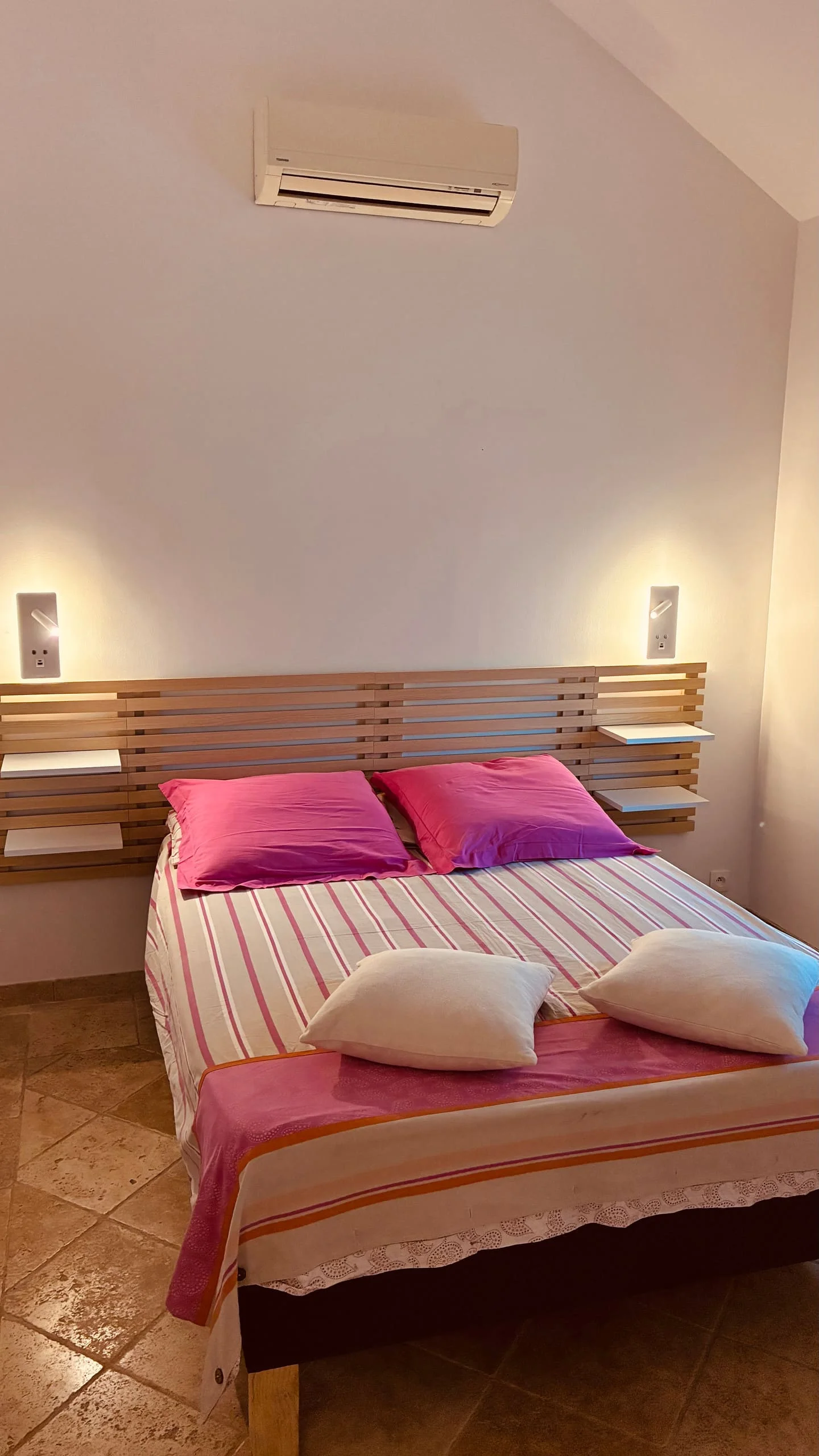 Le lit double, préparé pour une nuit reposante