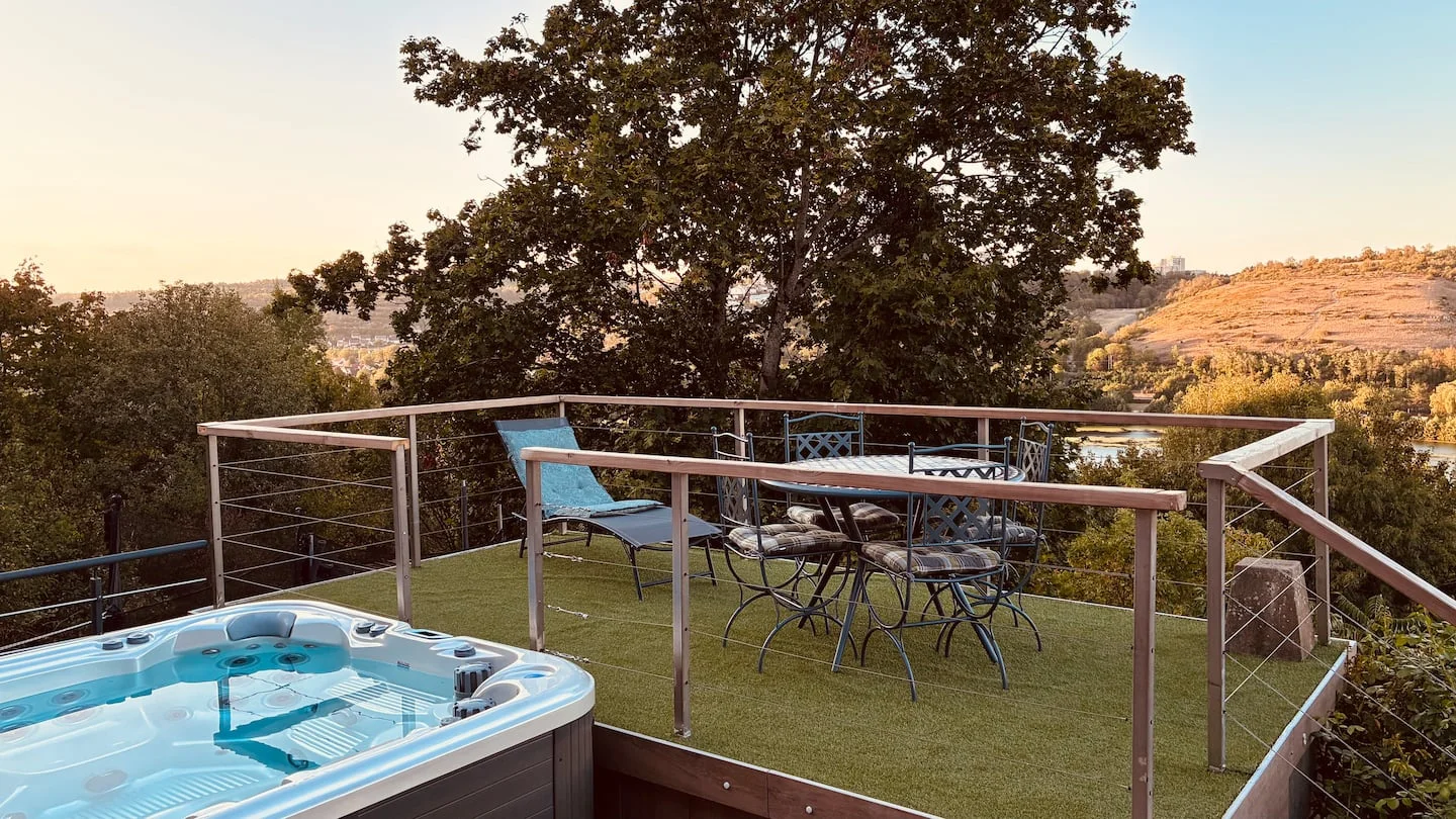 Terrasse et spa, baignés par la lumière du soir