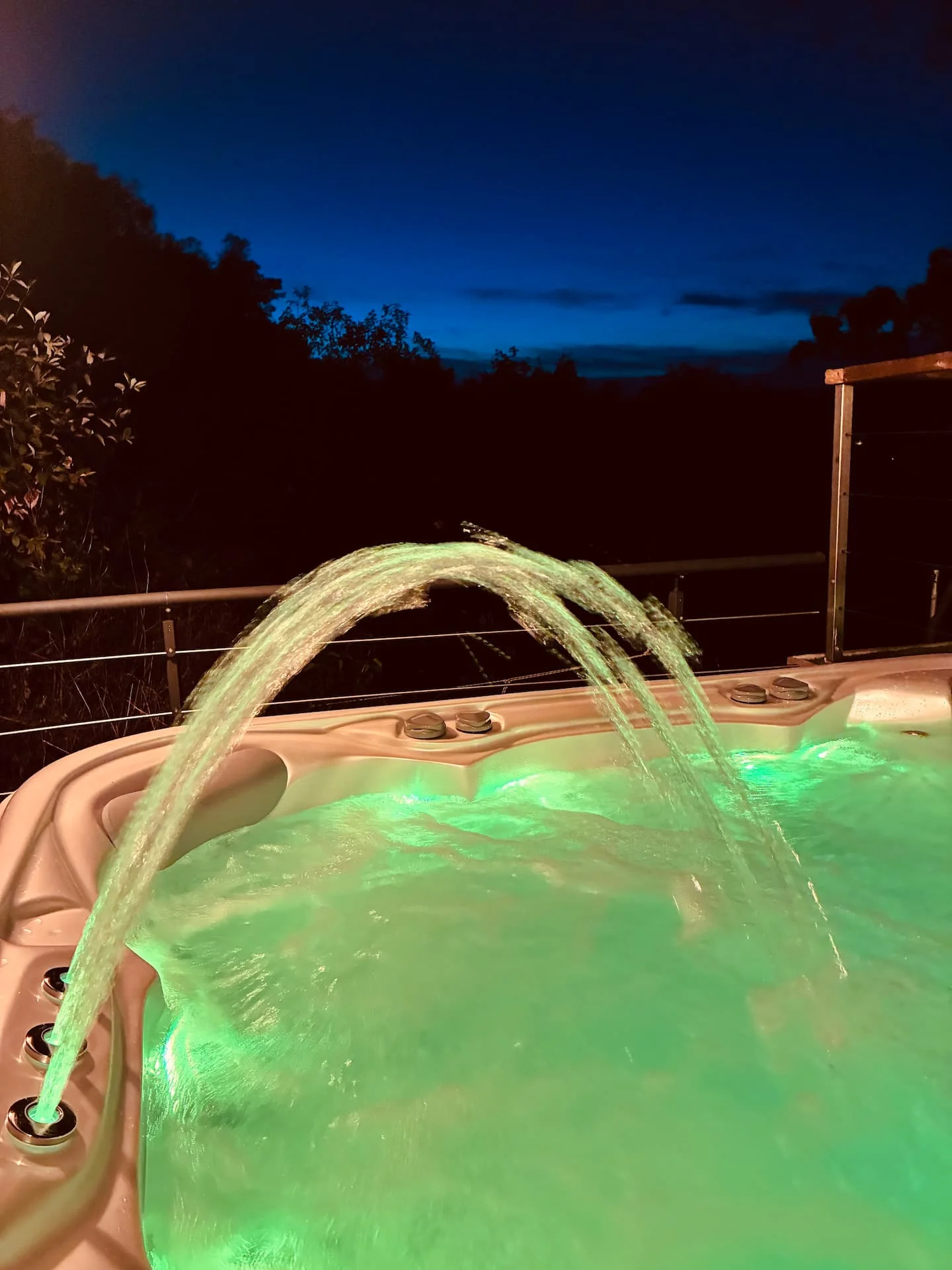 Le spa éclairé le soir et ses jets d’eau