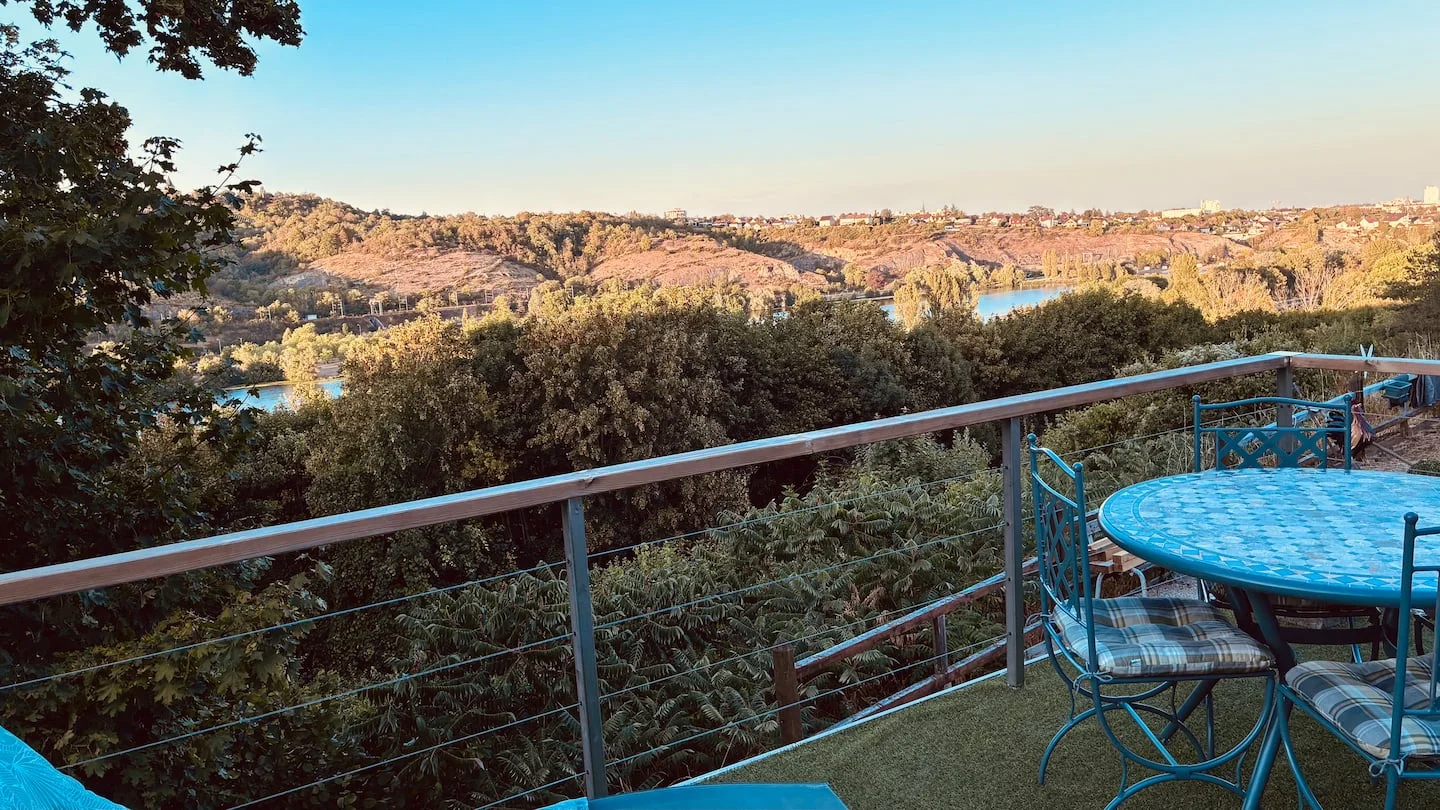 La vue dégagée sur les collines depuis la terrasse